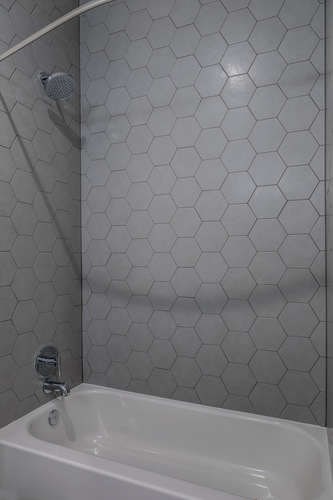 bathroom featuring tiled shower / bath