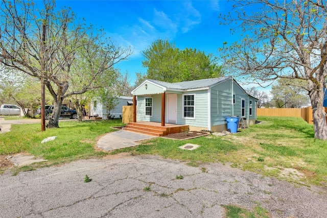 view of front of home featuring a front yard