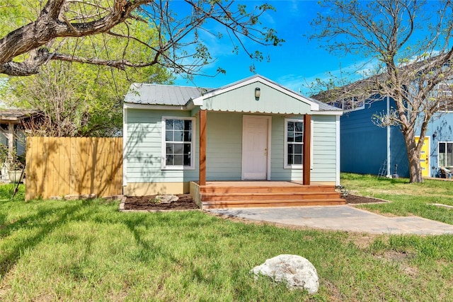 view of front of property with a front lawn