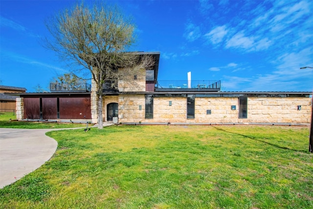 view of front of home featuring a front lawn