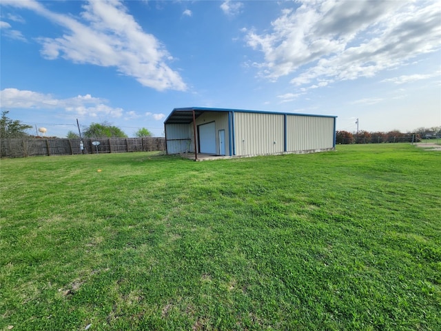 view of yard featuring an outdoor structure