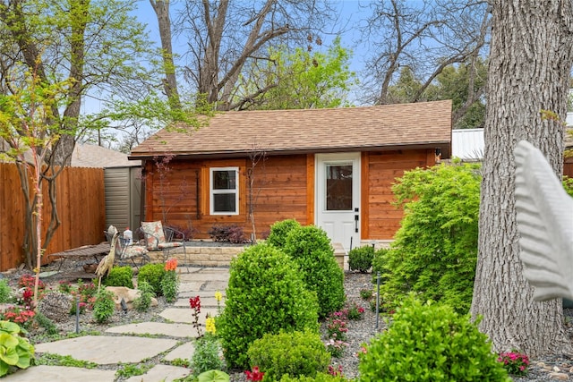 view of front of property featuring an outdoor structure