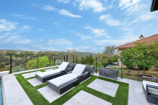 view of yard featuring outdoor lounge area and a patio area