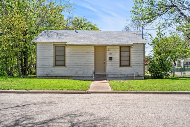 view of front of property with a front lawn