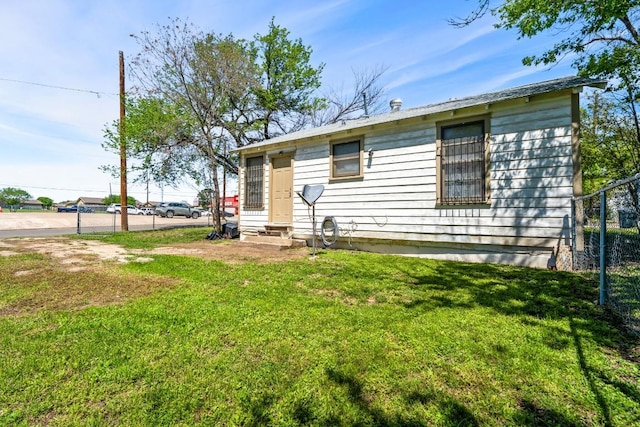 view of front of property featuring a front lawn