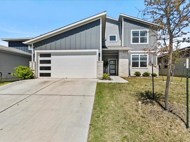 view of front of property featuring a front lawn and a garage