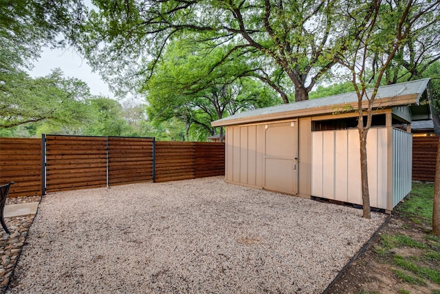 view of yard featuring a storage unit