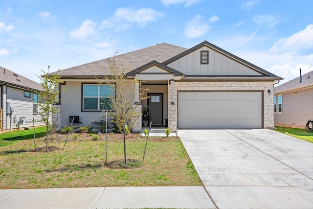 view of front of house featuring a front yard and a garage