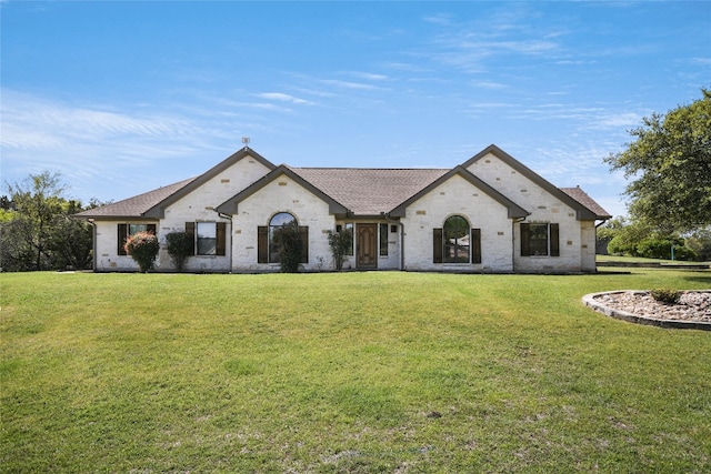 view of front of house featuring a front lawn