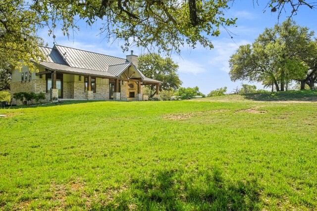 view of front of property featuring a front yard