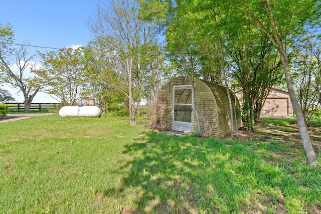 view of yard with an outdoor structure