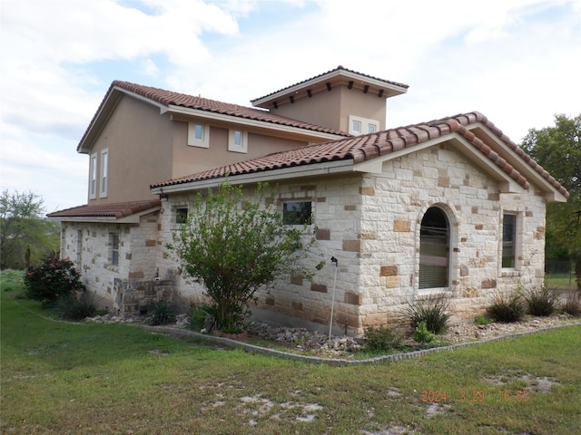 view of side of property featuring a lawn