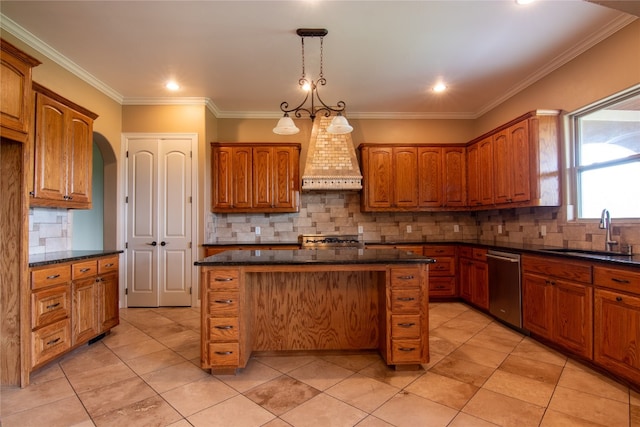 kitchen featuring sink, dishwasher, tasteful backsplash, and a center island