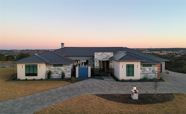 view of front of property featuring a lawn