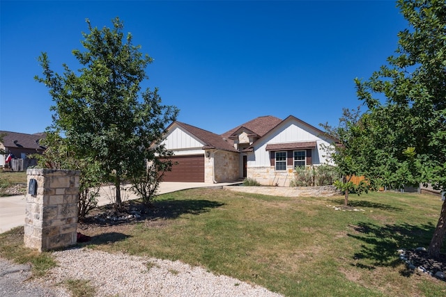 view of front of house featuring a front lawn and a garage