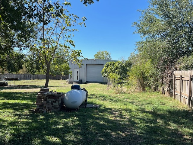 view of yard featuring an outbuilding and a garage