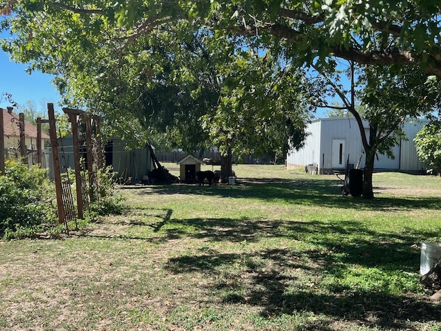 view of yard featuring an outbuilding