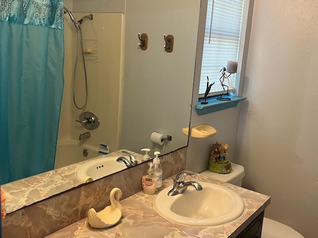 full bathroom featuring shower / tub combo with curtain, vanity, and toilet