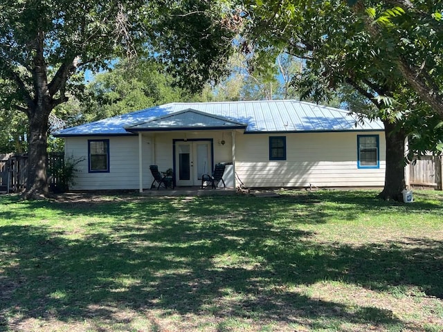 back of house featuring a lawn