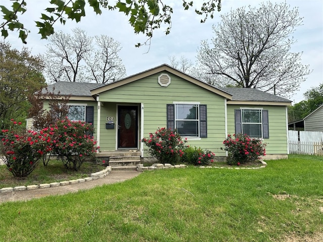 view of front facade featuring a front lawn