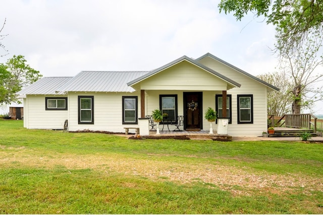 view of front of house featuring covered porch and a front yard