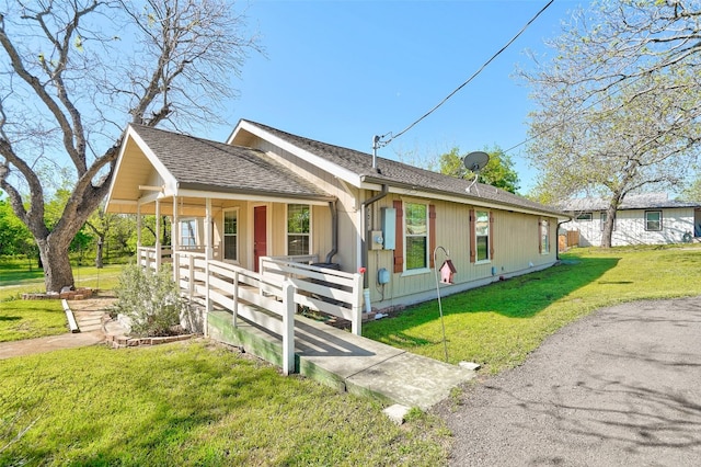 view of front facade featuring covered porch and a front lawn