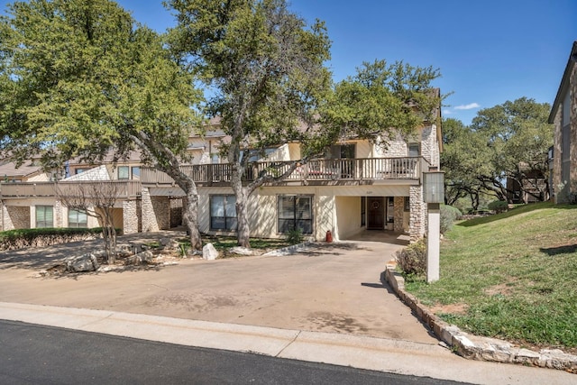 view of front of property with a front yard