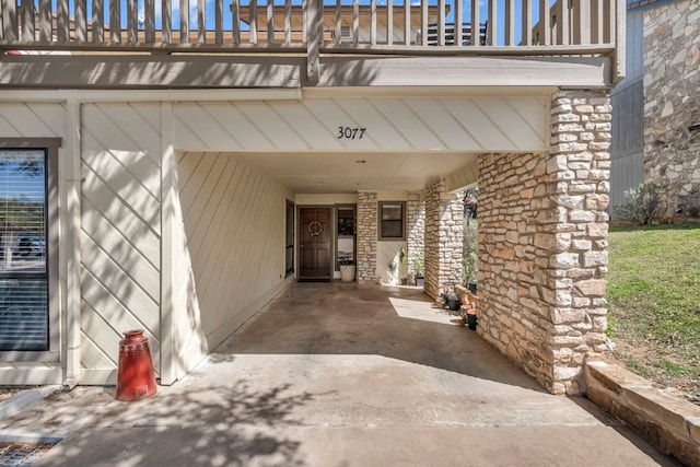 entrance to property featuring a balcony