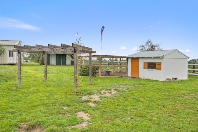 view of yard featuring a shed