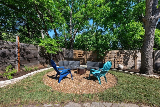 view of yard featuring an outdoor hangout area