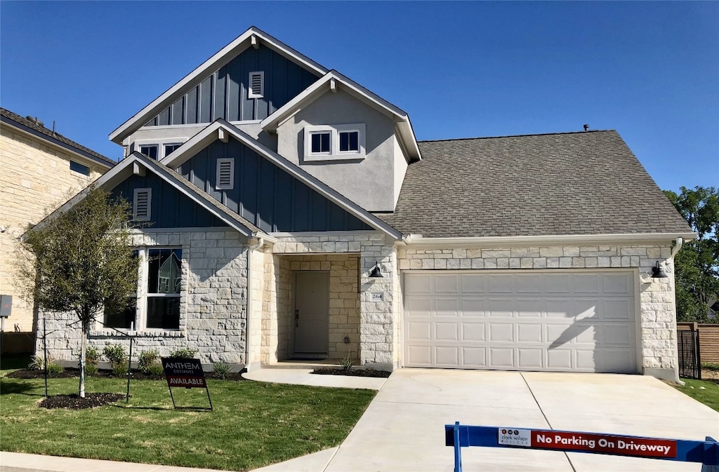 view of front facade featuring a front lawn and a garage