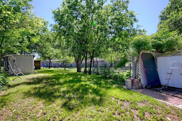 view of yard featuring a storage unit