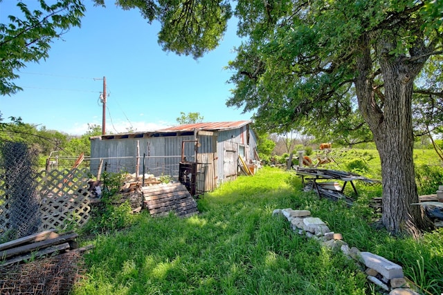 view of yard featuring an outbuilding