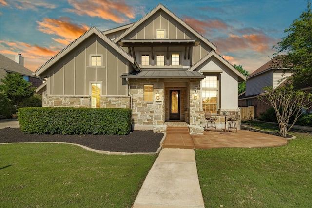 view of front of property featuring a yard