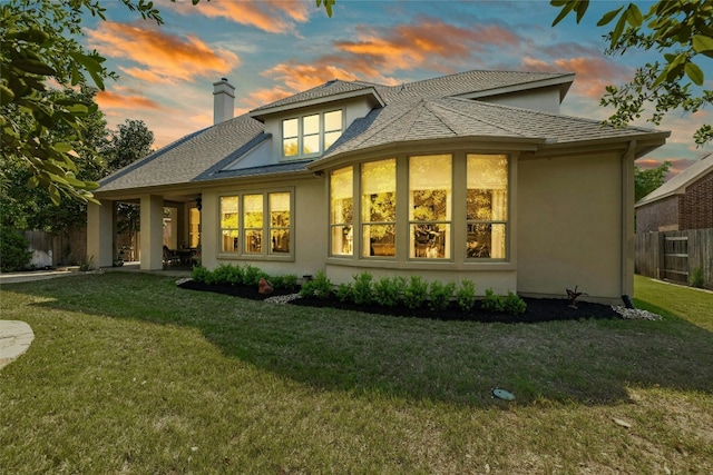 view of front of property featuring a yard