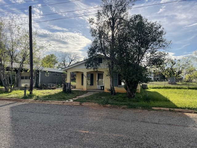 view of front of property featuring a front lawn