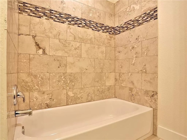 bathroom with tiled shower / bath combo