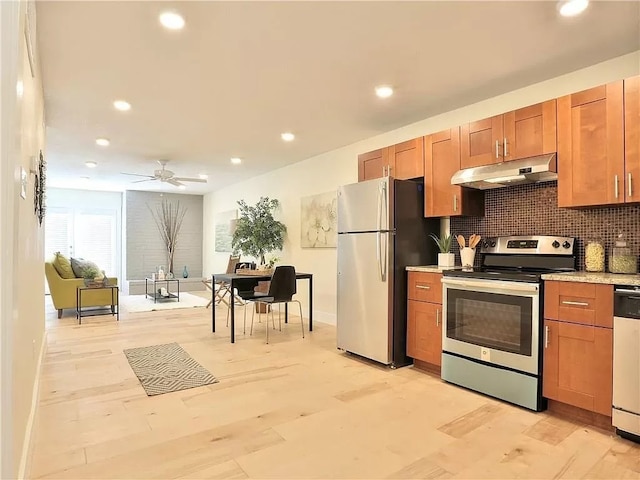 kitchen with light hardwood / wood-style flooring, backsplash, stainless steel appliances, and ceiling fan