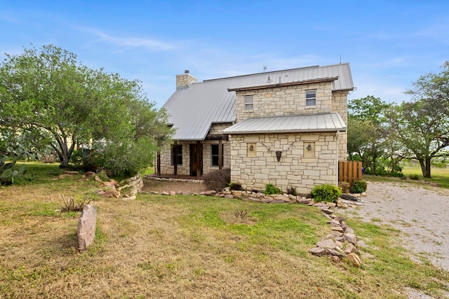 back of house featuring a lawn