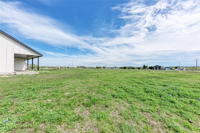 view of yard featuring a rural view