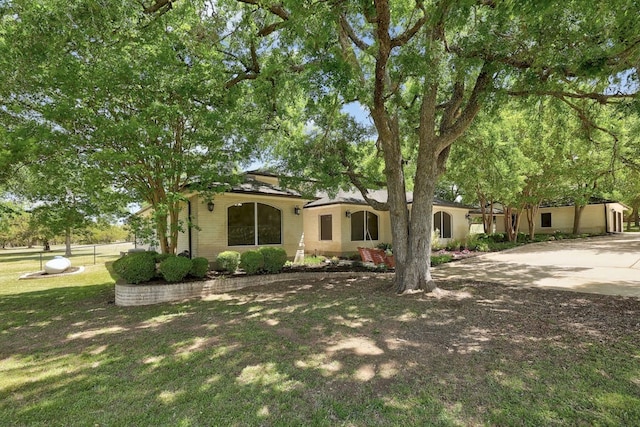 view of front of house featuring a front yard