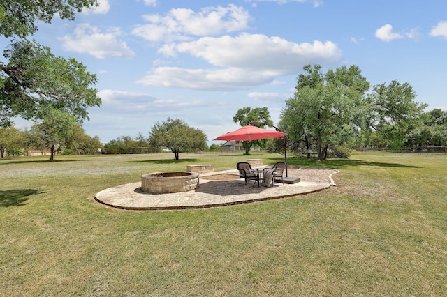 view of yard featuring an outdoor fire pit