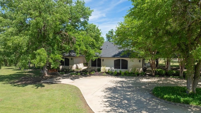 view of front of property featuring a front yard