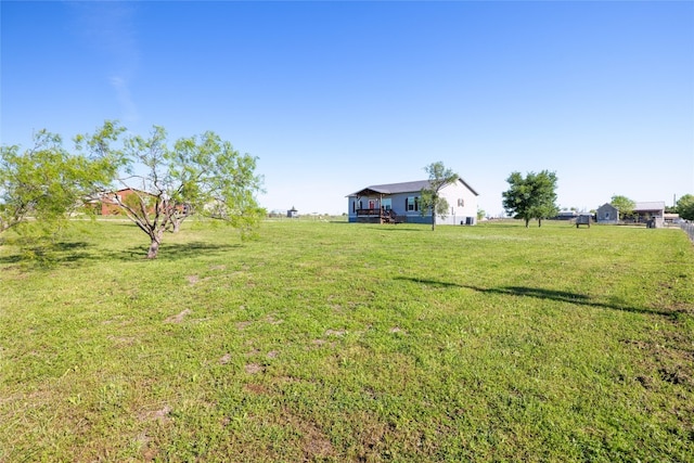 view of yard featuring a rural view