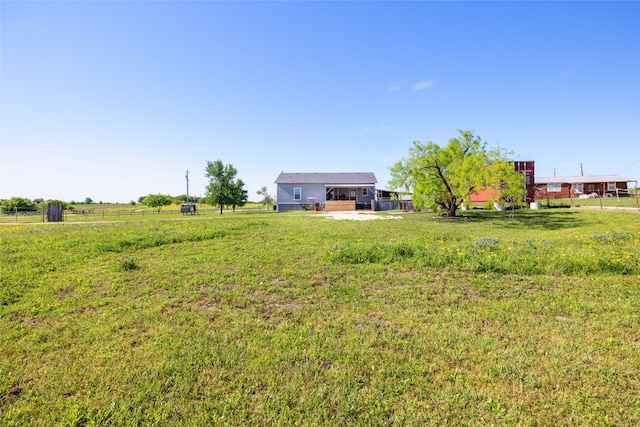 view of yard featuring a rural view