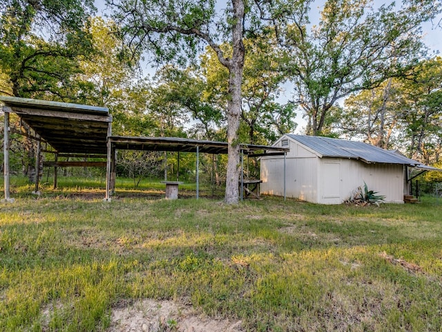 view of yard with an outdoor structure