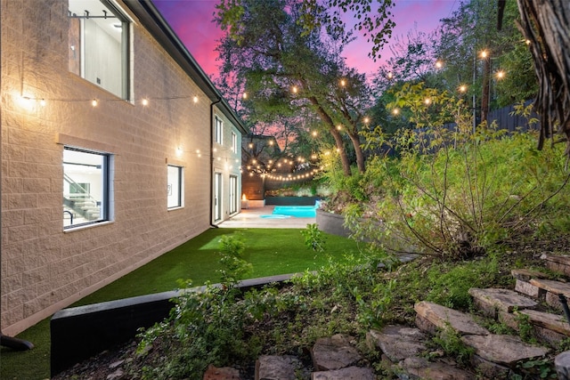 view of yard at dusk