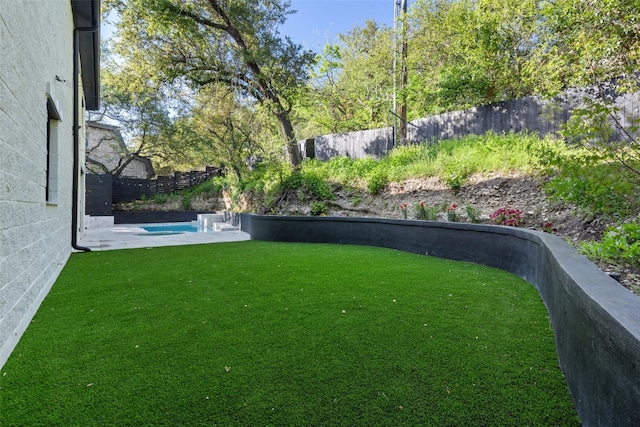 view of yard with a fenced in pool