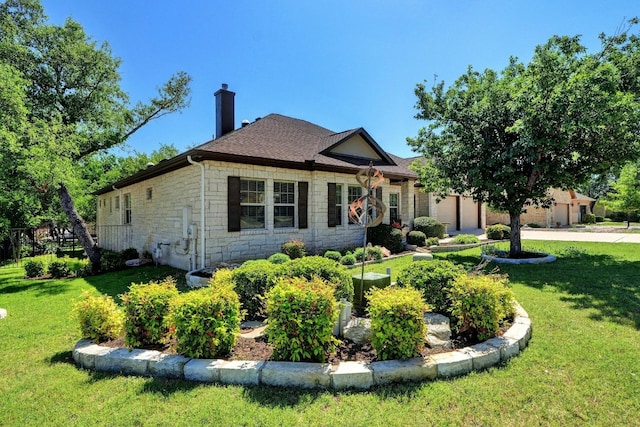 view of front facade featuring a front yard