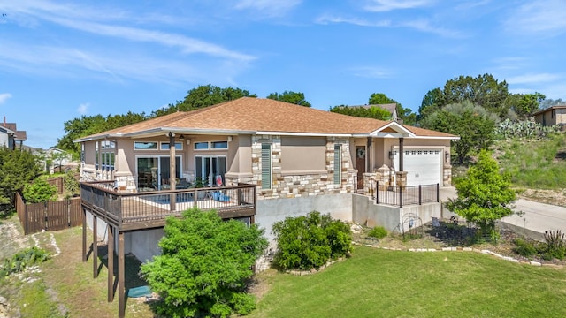 view of front of property featuring a front yard and a garage